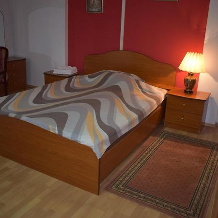 Klara'S Apartment Ni Buitenkant foto